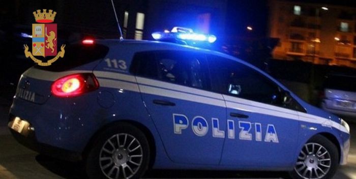 Branco di oltre 20 balordi pesta un ragazzo: caccia agli aggressori