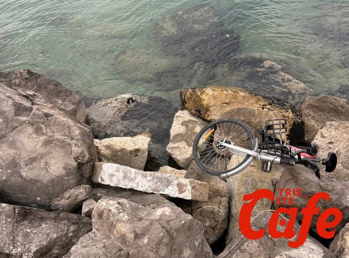 Vandalismo al lungomare di Barcola: una bicicletta del servizio di bike-sharing lanciata sugli scogli (VIDEO)