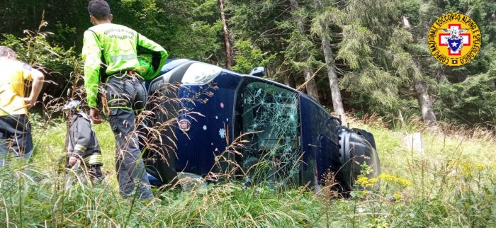 Fvg, Facendo retromarcia sul tornante,  perde il controllo dell'auto rovesciandosi sulla scarpata 
