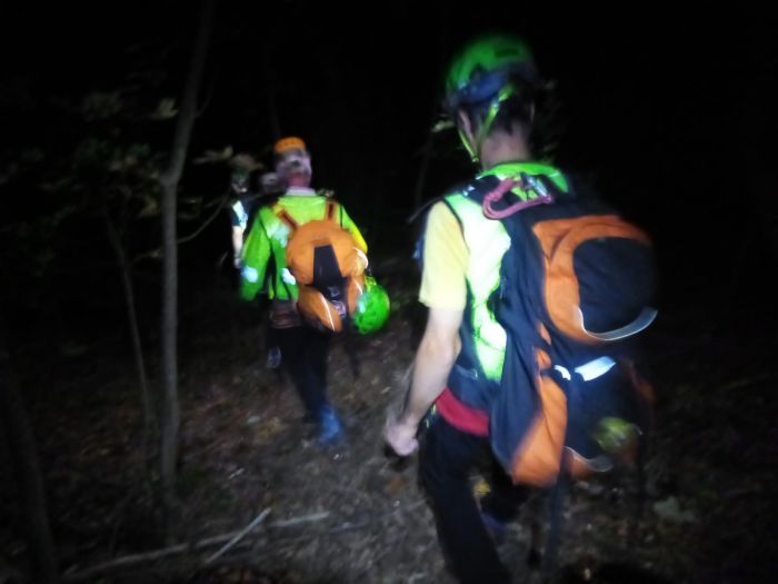 Colto dal buio mentre va a castagne: ottantenne salvato da 4 del soccorso alpino 