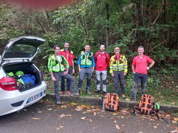 Fvg, va a funghi e si perde in montagna: in 10 del soccorso alpino per recuperare un 80enne 