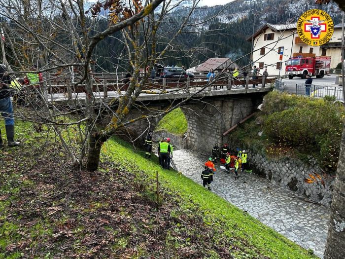 Fvg, va in gita in montagna e cade nel torrente