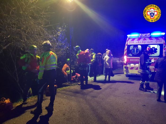 Fvg, scivola per una trentina di metri in una scarpata: soccorso