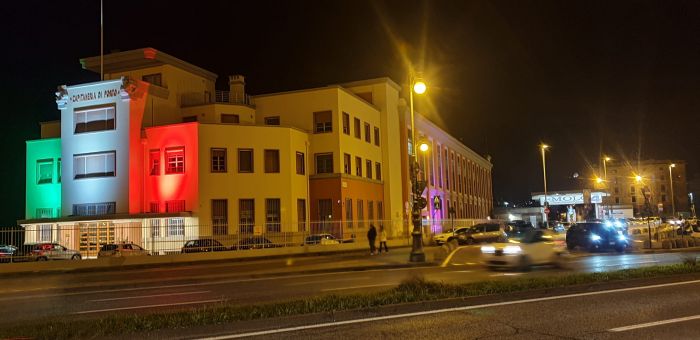 La Guardia Costiera di Trieste si illumina di viola per la giornata della prematurità