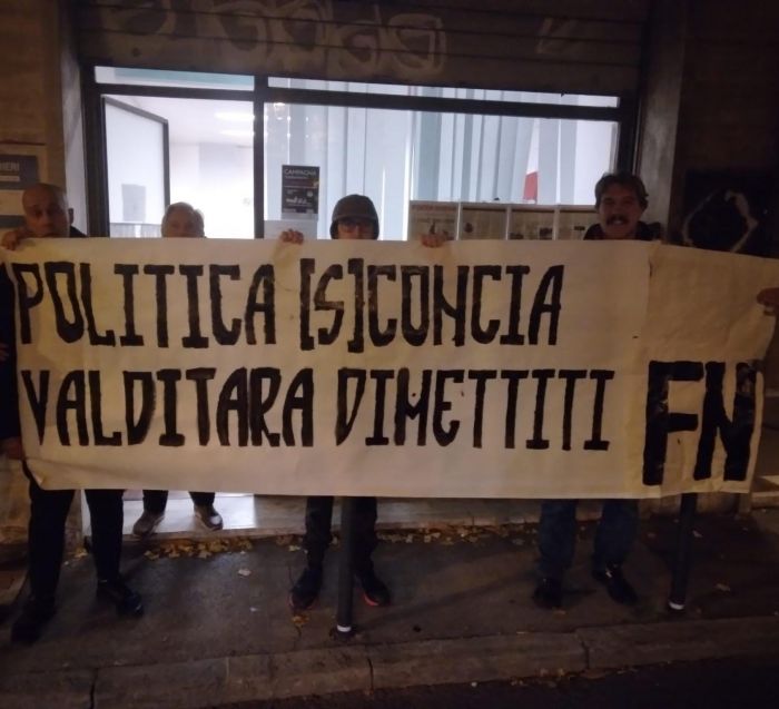 Striscione in serata a Trieste: "Valditara dimettiti"