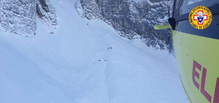 Fvg, giovani rimangono bloccati a 2000 metri: elisoccorso li accompagna al caldo per scaldarsi