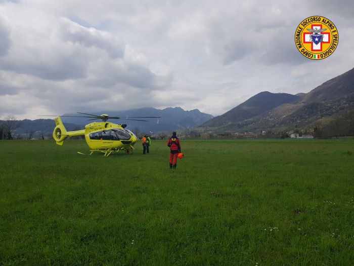Parapendista in manovra di emergenza: i soccorritori non lo trovano