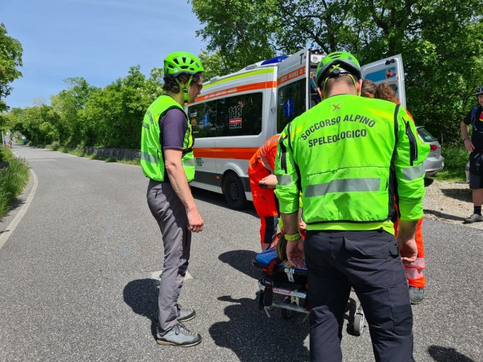 Ciclista di Udine cade per quattro metri a Slivia da un sentiero con terrapieno a laro: politraumi