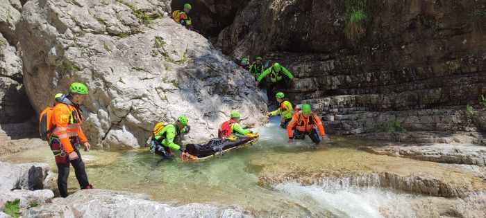 Svizzero in gita tra le montagne Fvg si frattura una caviglia: elisoccorso sul posto 