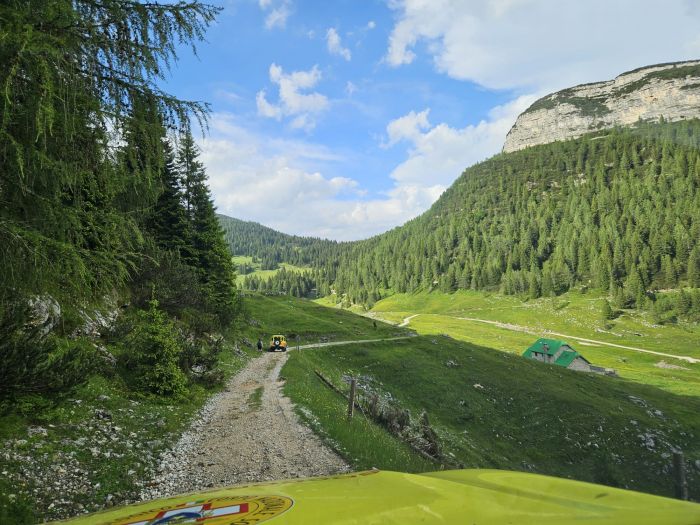 Allegra famiglia tra gli 8 e gli 80 anni va in gita in montagna: si perdono e chiamano il soccorso alpino 
