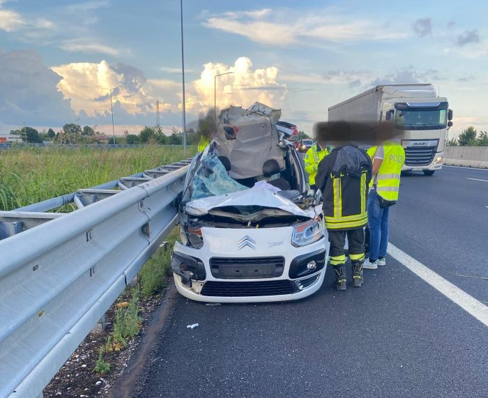 Tragedia in A4, camion perde la ruota che atterra sul lato conducente di un’auto: morto il conducente 