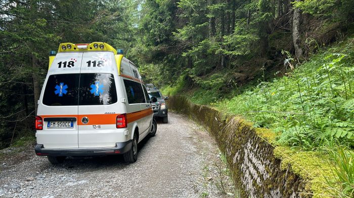 Ciclista cade in montagna impattando al suolo