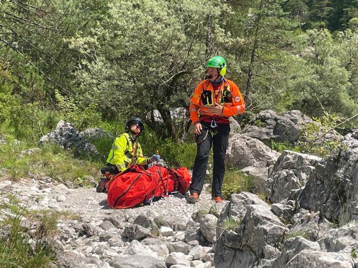 Si rompe il ponte e cadono nel torrente: soccorsa una giovane