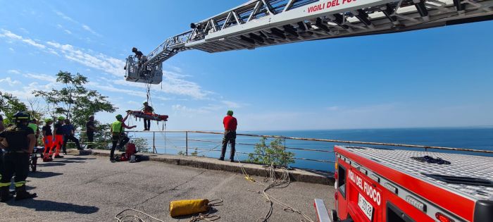 Caduta da otto metri dal bordo strada nei pressi della discesa per Canovella