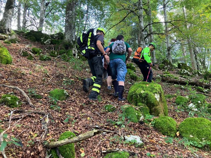 Perdono l'orientamento nei boschi delle montagne Fvg: raggiunti e riportati all'auto