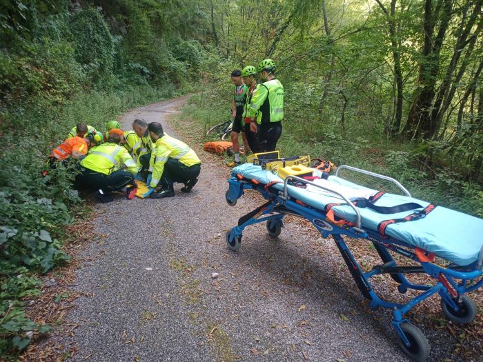 In gita in montagna perdeil controllo della bici e finisce all'ospedale  