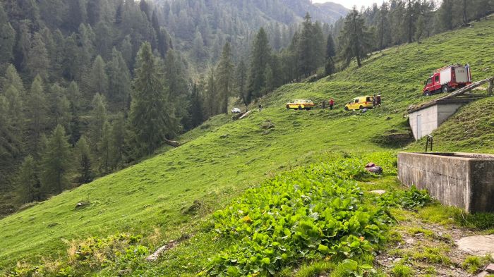 Auto cade in scarpata a Prato Carnico, pronto intervento del soccorso alpino! 