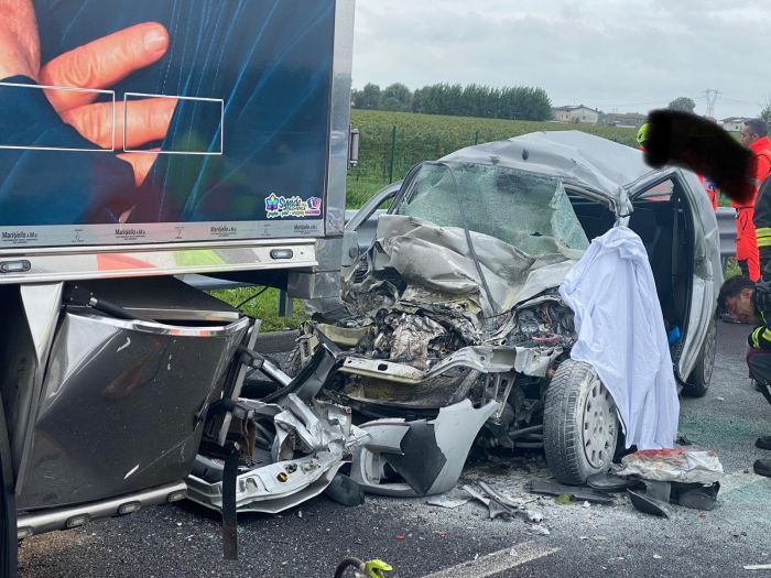 Tragedia lungo l'A4, auto tampona autoarticolato fermo nella piazzola di sosta: morto il conducente