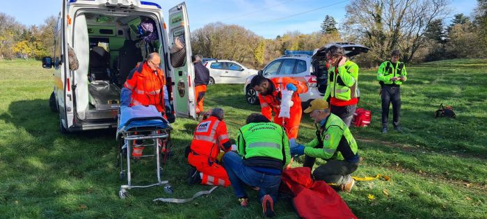 Colpo di fucile durante battuta di caccia: donna in condizioni molto gravi a Cattinara