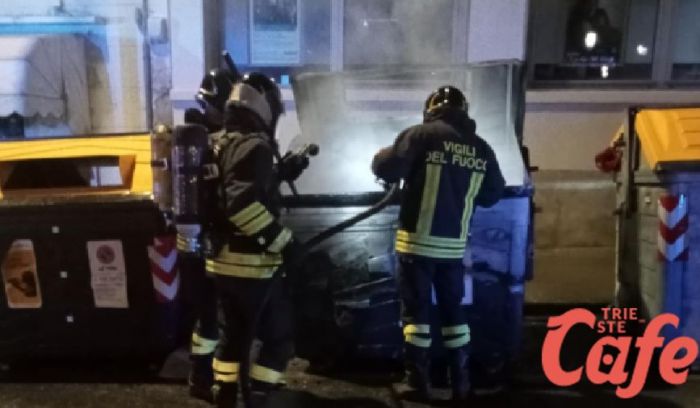 Non c’è pace in piazza Perugino: un altro cassonetto in fiamme, cresce la paura tra i residenti (VIDEO)