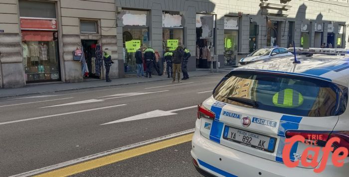 Via Ghega: uomo a petto nudo in strada in pieno centro, interviene la polizia locale