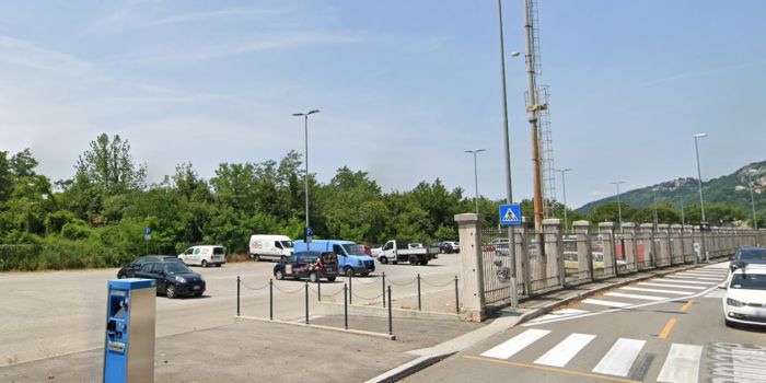 Park Bovedo 'invaso' da camper, furgoni e "camion vele": auto senza posto, rabbia dei triestini