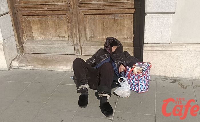 Trieste, un’anima invisibile tra le vie del centro: la solitudine di chi non ha più un posto nel mondo