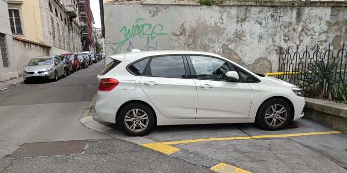 Parcheggi selvaggi in via dell'Università, pedoni costretti a camminare in strada