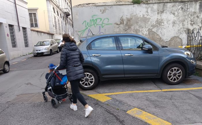 Ancora pedoni costretti in strada: auto in sosta vietata in via dell’Università