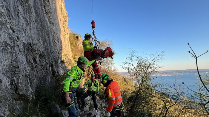 Si lussa la spalla durante l’arrampicata alla Napoleonica: recuperato con il verricello