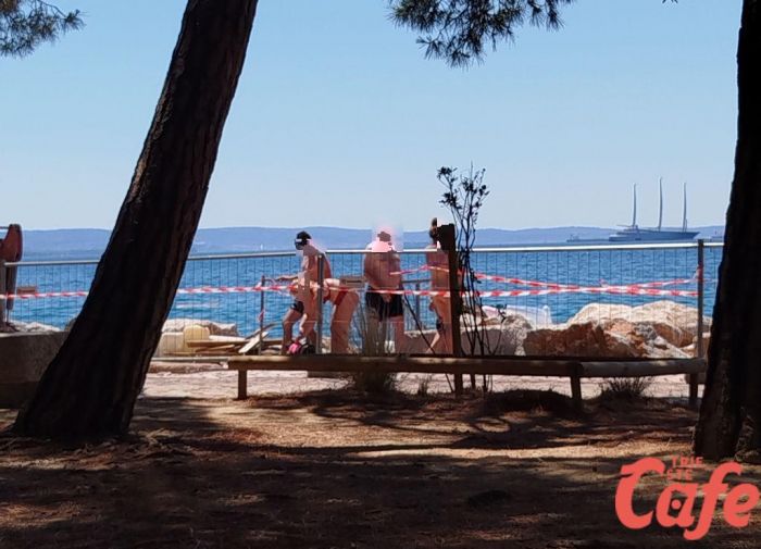  Barcola, scaletta interdetta viene usata lo stesso: trionfa il fai-da-te, i controlli restano un miraggio