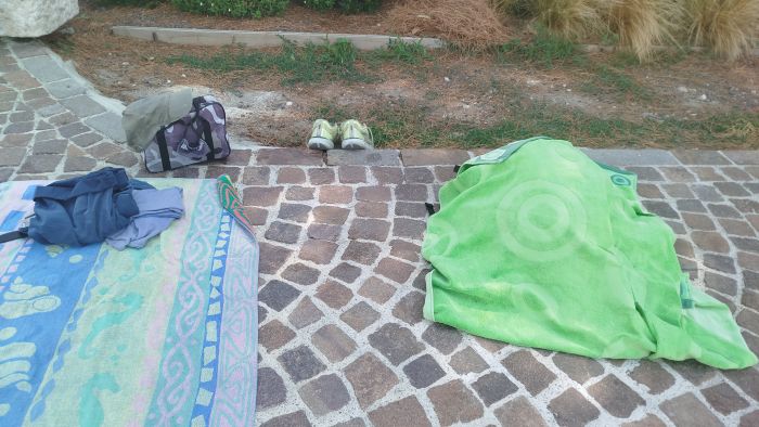 Tentano il furto tra gli asciugamani a Barcola, ma le eroine della spiaggia salvano tutto