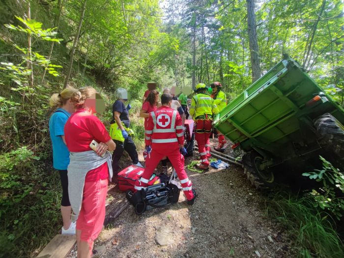 Incidente con il trattore in Fvg: uomo ferito trasportato in elicottero a Udine