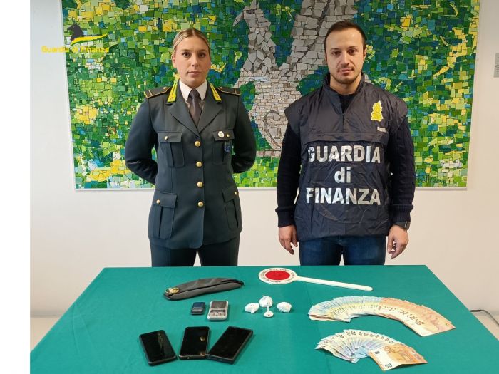 Albanese, spaccia e scappa: preso due volte in tre giorni. La GdF lo arresta