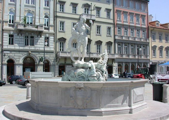 La fontana del Nettuno si tinge di viola per la Giornata Mondiale della Prematurità