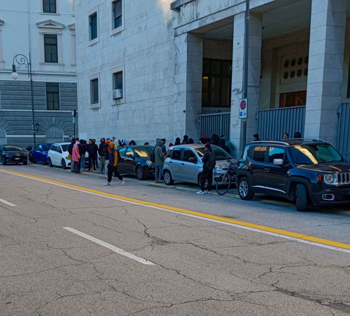 Invasione in Questura all’alba: fuori controllo, lo portano via in ambulanza