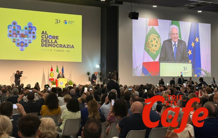 Mattarella a Trieste: "La democrazia può essere distorta, il novecento ci ammonisce" (VIDEO)