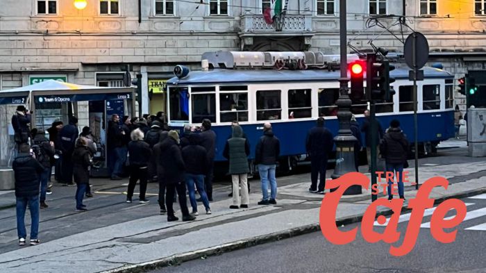 Il tram torna ma si fa attendere: prima corsa in ritardo (CAUSA AUTO SUI BINARI-VIDEO)