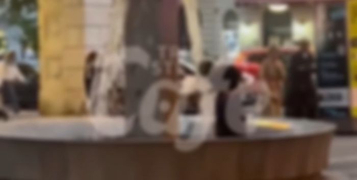 Viale, si fa la doccia nella fontana: degrado in pieno centro (VIDEO)