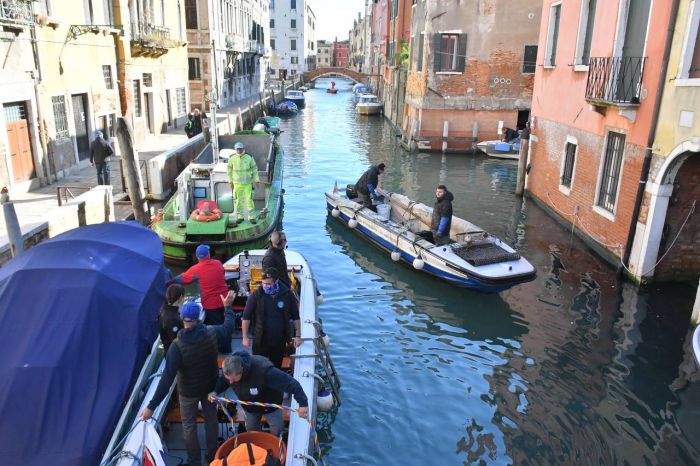 Gondolieri sub : nuova immersione nei canali di Venezia, recuperati 700 chilogrammi di rifiuti
