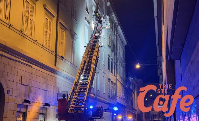 Via Vidali, Vigili del Fuoco sfondano una finestra per soccorrere una persona (VIDEO)