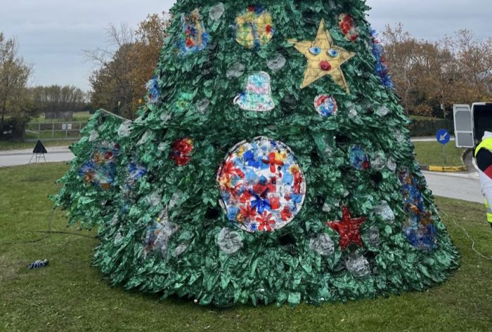 Muggia: posizionato l'albero di Natale di Scart