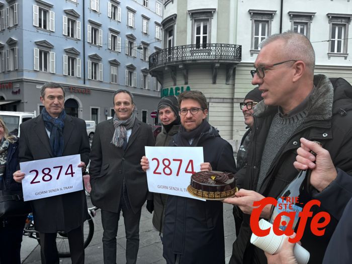 Il tram è fermo da 2.874 giorni: il sit-in della Lista Russo in piazza Oberdan (VIDEO-SERVIZIO)