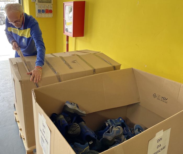 Poste Italiane in Fvg: le scarpe dei portalettere diventano pavimenti per i bambini 