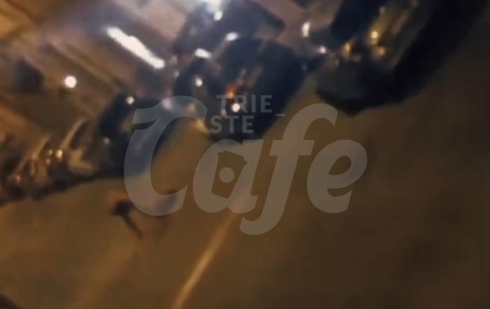 Notte brava in via Ginnastica: motorino a terra e uomo barcollante col trolley (VIDEO)