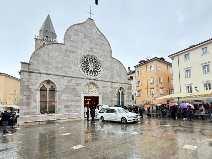 Figlio ucciso dalla mamma, feretro del piccolo Giovanni arrivato in Duomo Muggia