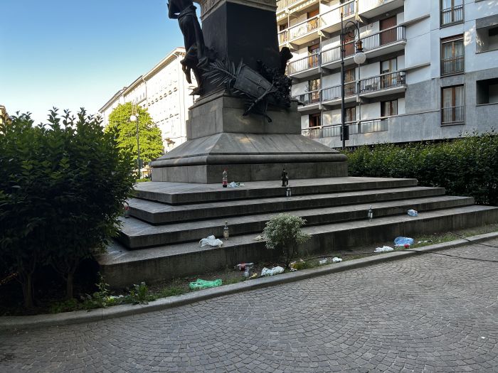 Degrado al monumento di Rossetti, la denuncia di un elettore: “Situazione imbarazzante”