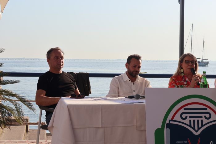 Duino applaude Nicola Santini: alla Dama Bianca serata tra cultura e grandi classici riletti con ironia