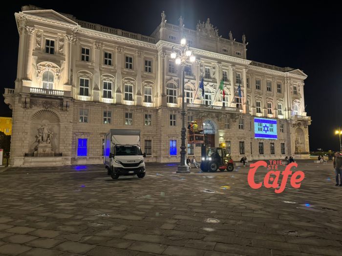 Piazza Unità, rimossi proiettori che illuminano palazzo Regione con bandiere di Israele (FOTO)