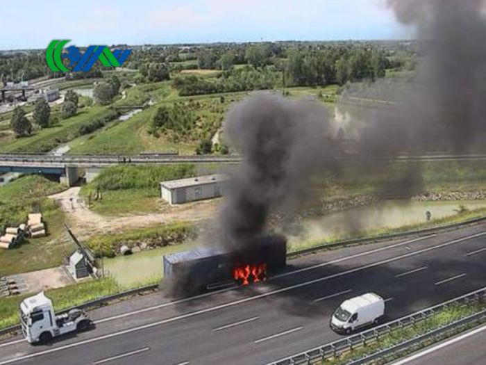 Principio d’incendio su un tir in sosta sul Passante di Mestre: traffico in tilt e due chilometri di coda